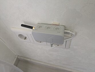 Abzweigdose an der Wand